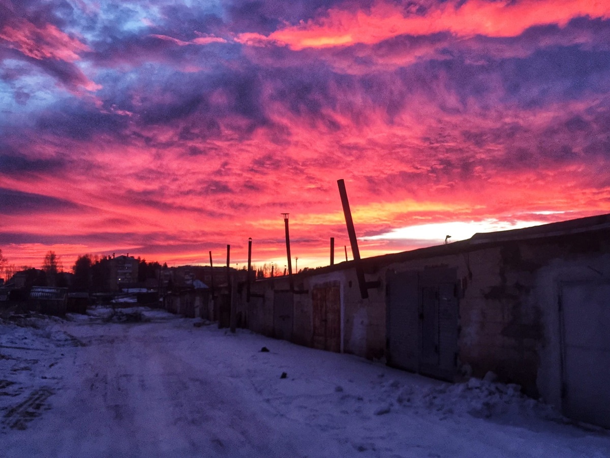 Впереди виднеется наш дом, Комарова-1.  А какой это ряд гаражей, уже сложно угадать.