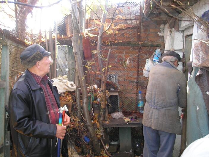 Внутренний двор между гаражами. Который справа использовался как хранилище всякого, в том числе погреб, а слева для жилья скотины.