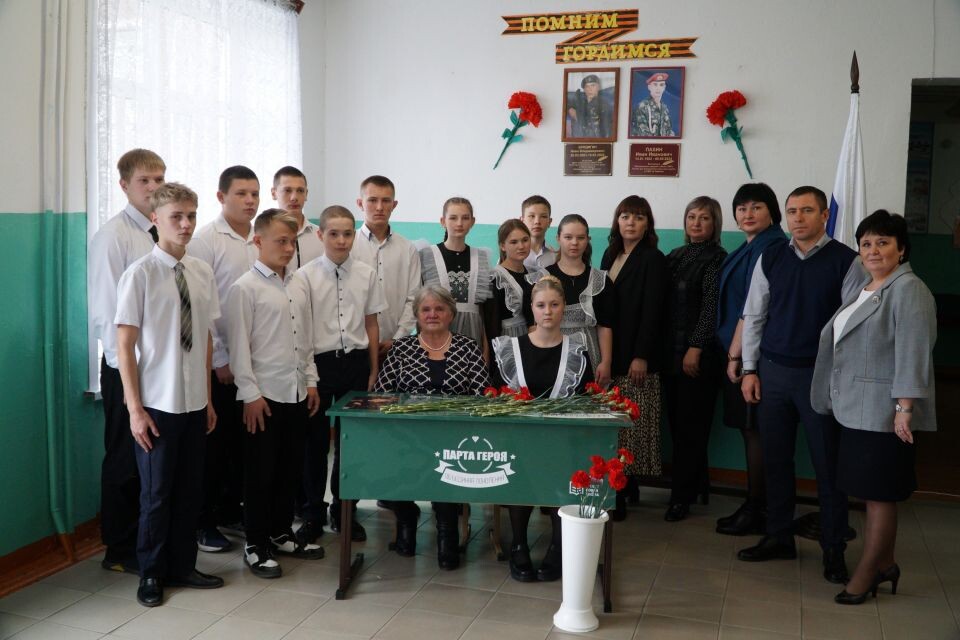    Открытие Парты Героя в Лебяженской школе. Источник: пресс-служба партии "Единая Россия"