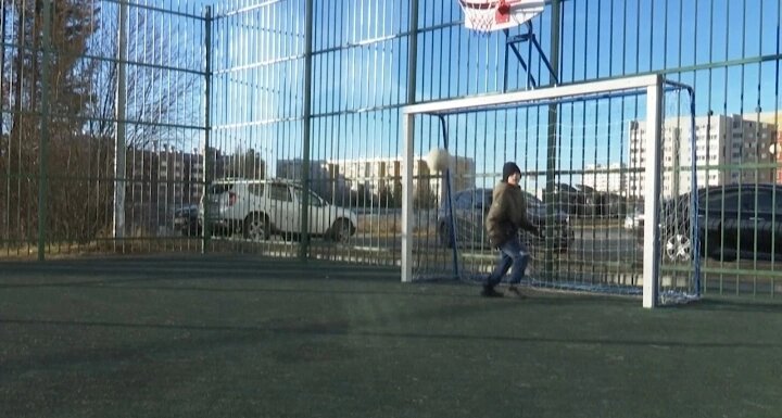    В Нягани открыли созданную по инициативе жителей детскую дворовую площадку