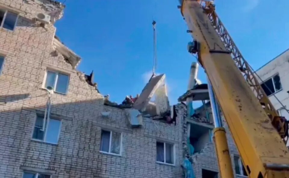    Спасатели работают на месте взрыва газа в Черкесске. Источник: Кадр из видео