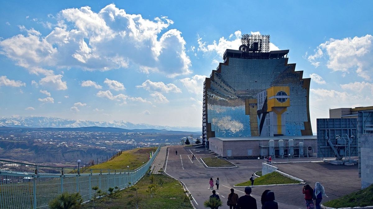 На фото: Большая Солнечная Печь (БСП) или Гелиокомплекс «Солнце» в Узбекистане, возле поселка Чангихисарак, на территории Института материаловедения НПО «Физика-Солнце» РУз.