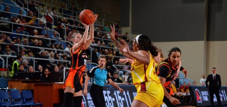    Оренбургская «Надежда» в упорной борьбе дома уступила «УГМК» Антон Пичурин