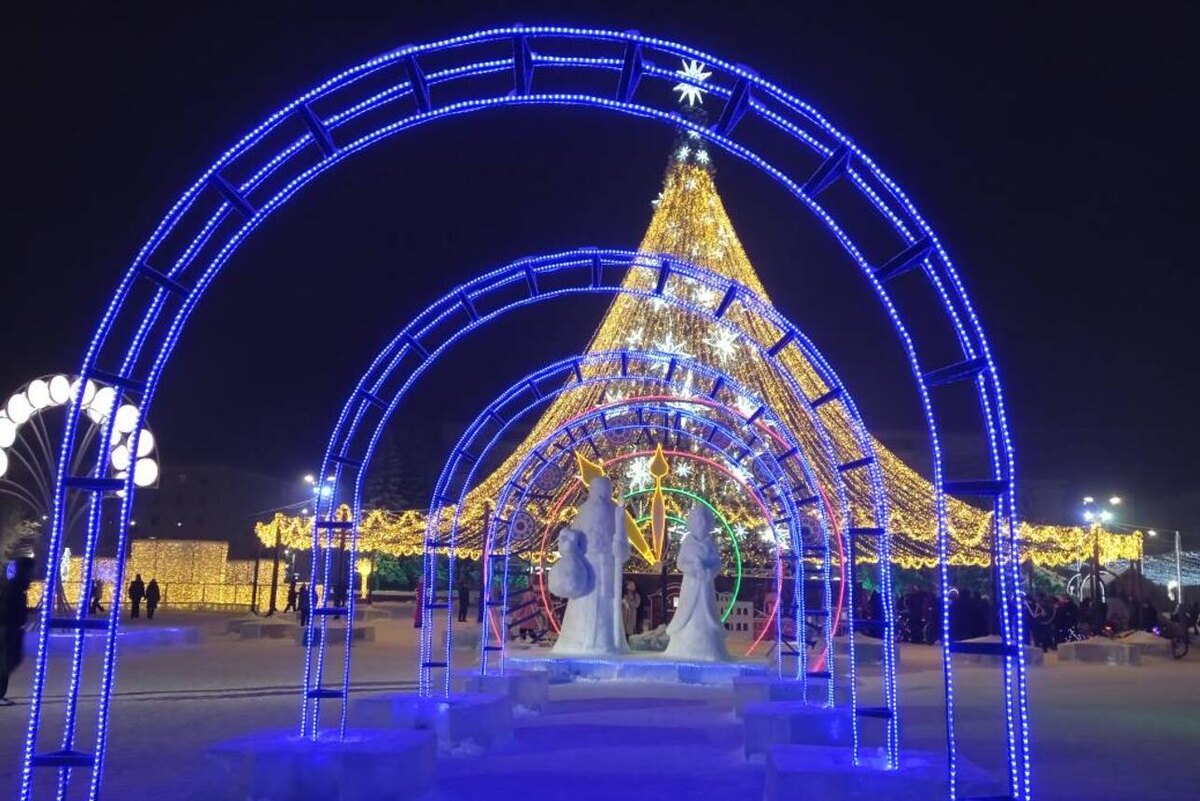    Новогодние украшения на Театральной площади в городе Кирове Светлана Тучкова/7Days.ru
