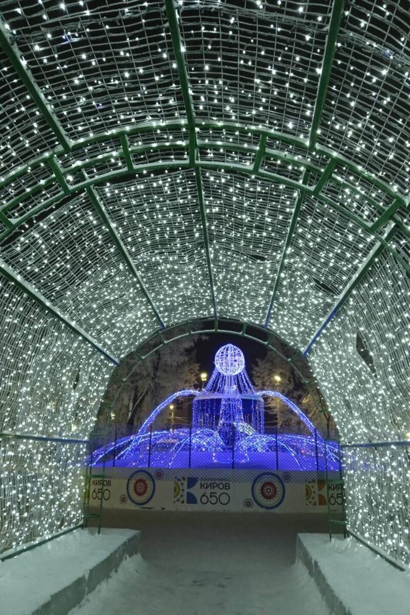    Новогодние украшения на Театральной площади в Кирове Светлана Тучкова/7Days.ru