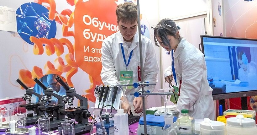 На выставке для гостей работали десятки лабораторий по химии, медицине и биологии.  