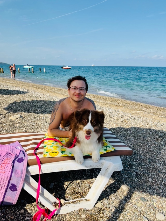 Джамайка пользовалась лежаками, но на лежак ребята застилали ее персональную подстилку.