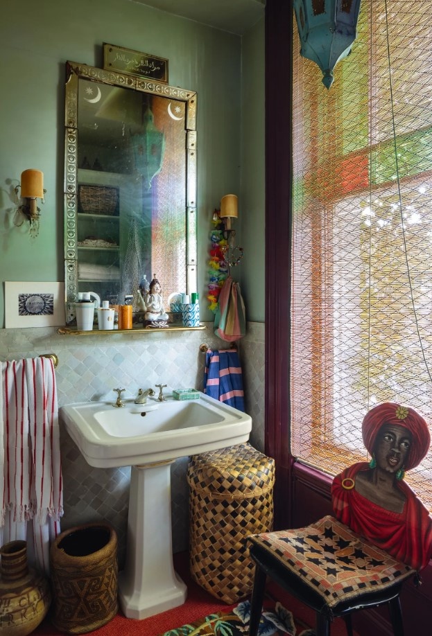 В ванной комнате стоит винтажное кресло Fornasetti, в котором искусное использование витражного стекла, создает эффект драгоценного камня.