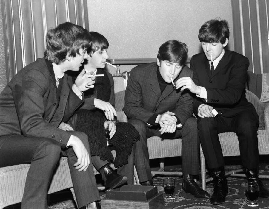 The Beatles за кулисами The Regal в Кембридже. 1963 год. || Mirrorpix/Getty Images