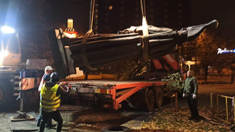    Демонтаж памятника полководцу Михаилу Барклай-де-Толли в Риге.Фото: Соцсети