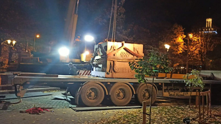    Демонтаж памятника полководцу Михаилу Барклай-де-Толли в Риге. Фото: Соцсети