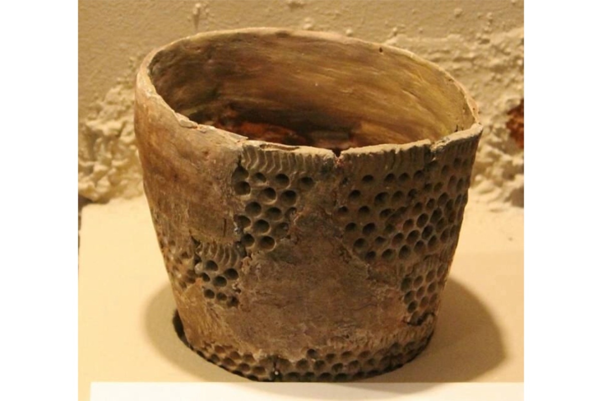 kirmuseum / VK📷Ямочно-гребенчатая керамика была создана в четвертом тысячелетии до нашей эры, в эпоху неолита