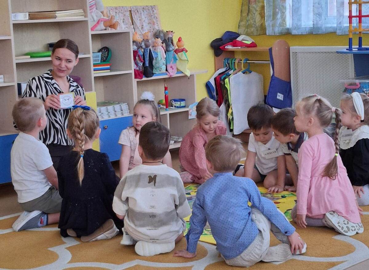 Воспитатель Инна Завалеева  с детьми.