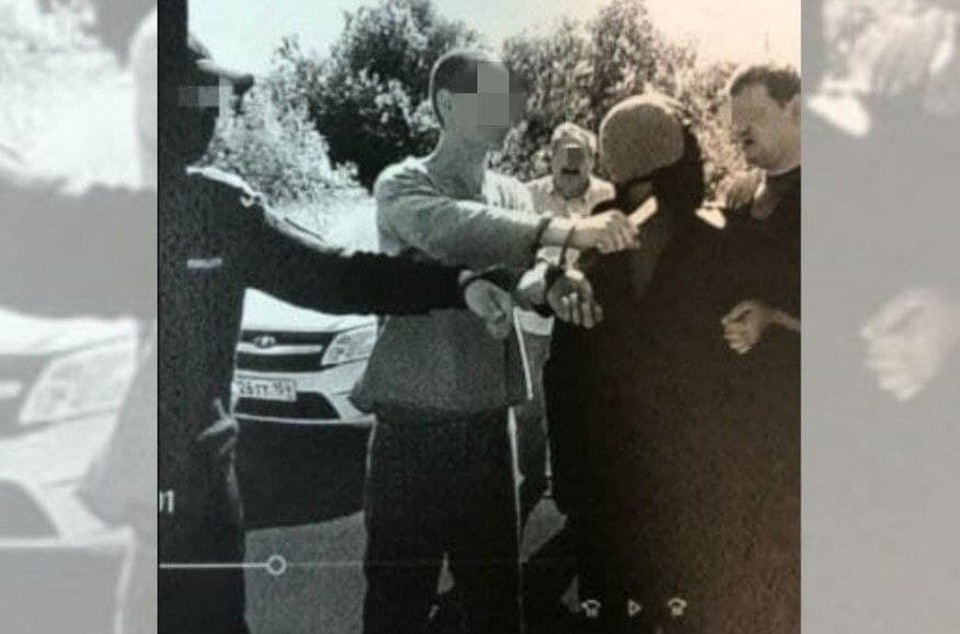 Сбежавший пациент психиатрии показывает на манекене, как убивал мужчину. Фото: источник "КП"