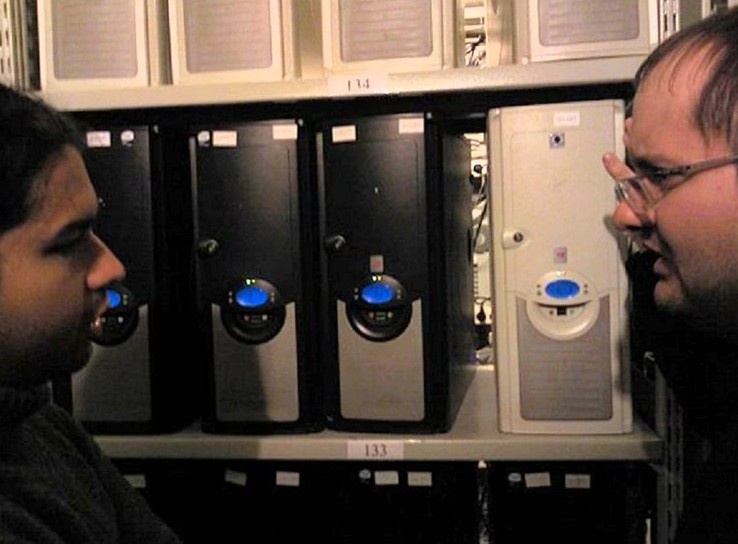 Антон Розенберг (слева) и Николай Дуров (справа) настраивают самые первые сервера VK (2006).