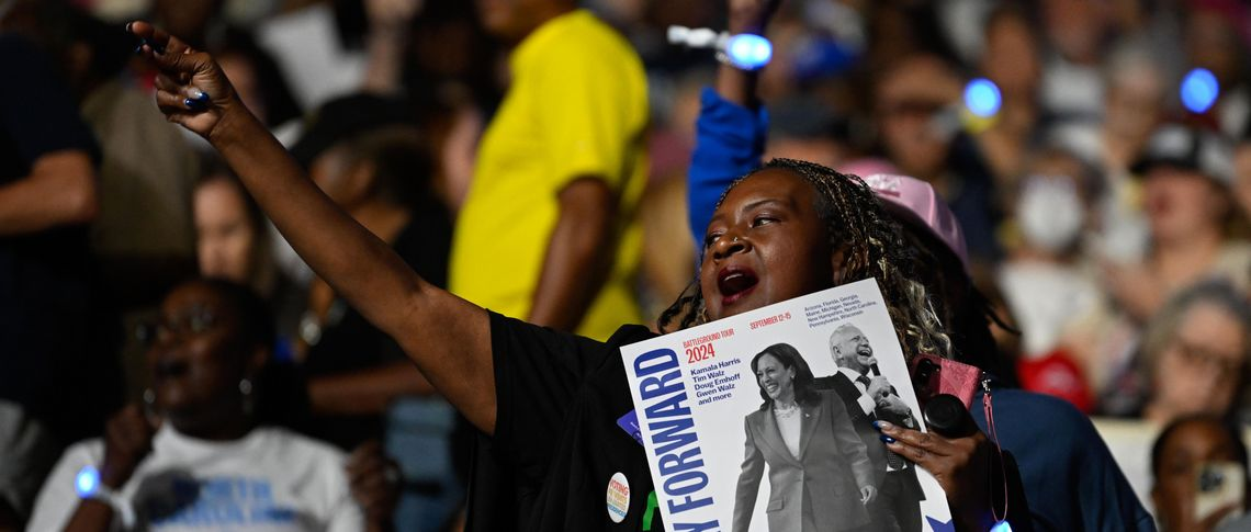 Камала Харрис проводит свою оптимистичную избирательную кампанию с большой энергией и энтузиазмом, поддерживаемую звездами и тяжеловесами Демократической партии. Так как же так получается, что Харрис вовсе не впереди?