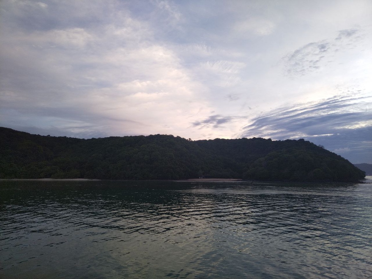 Морская акватория, красивое небо, некоторые островки (яхта то ли отплывала от одного из них, то ли проплывала мимо, точно не вспомню)… Для саморефлексии — то, что надо!…