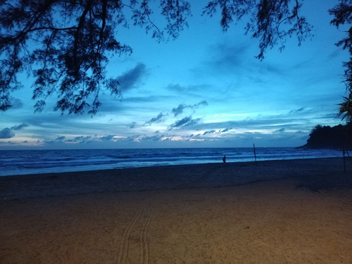 Это пляж Найтон на закате, тут людей не так уж и много.