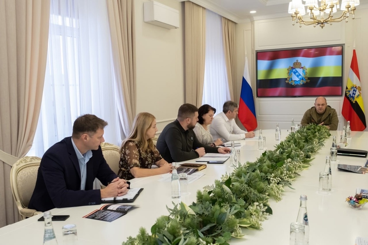    Губернатор провел встречу с представителями добровольческого отряда «БАРС-Курск» и силовых структур