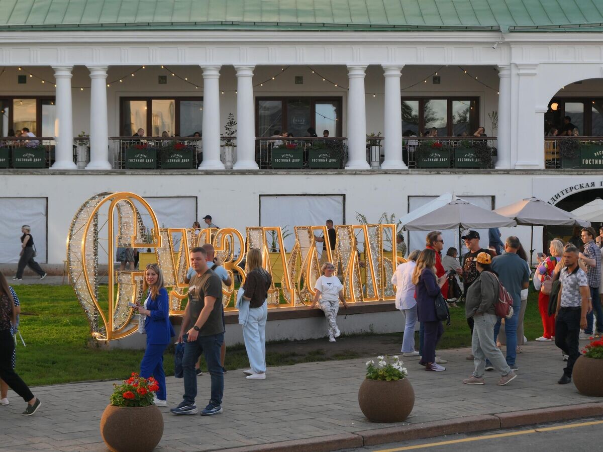    Люди отдыхают в центре Суздаля© РИА Новости / Екатерина Чеснокова