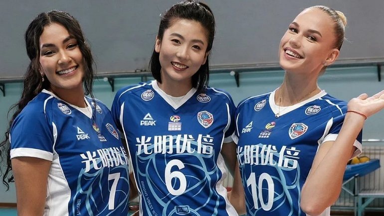   Волейболистка «Шанхай Брайт Юбест» Арина Федоровцева (справа) с партнершами по команде. соцсети