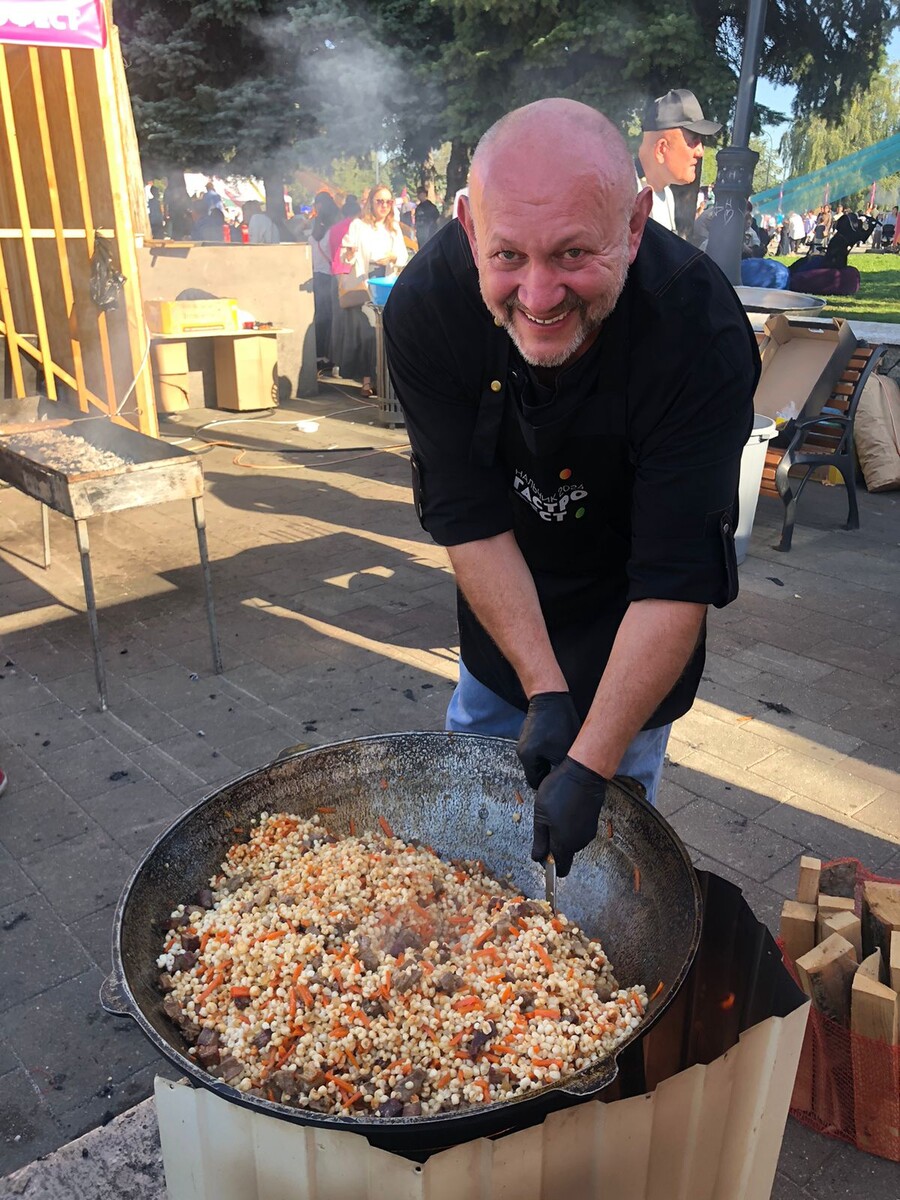 Касым Эристов на гастрофестивале "Яблочный Джем" в Нальчике с оригинальным блюдом