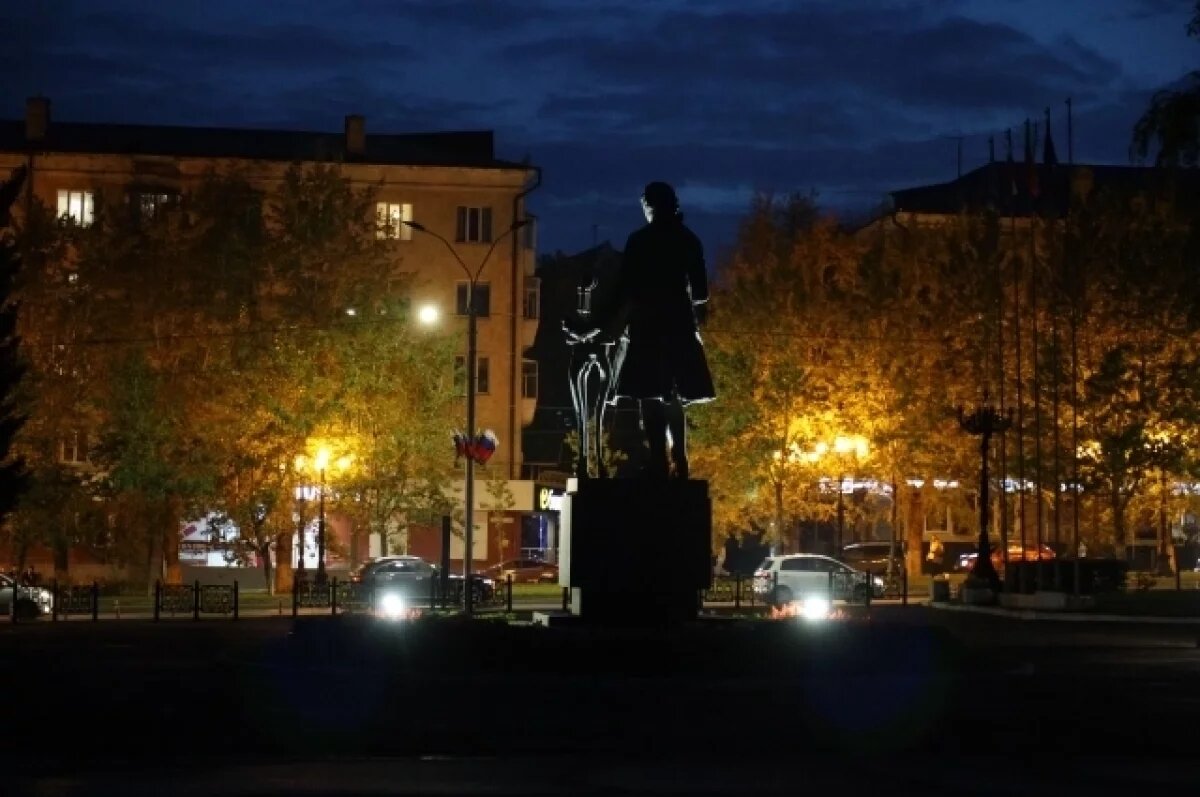    Памятник Ивану Ползунову в ночном Барнауле.