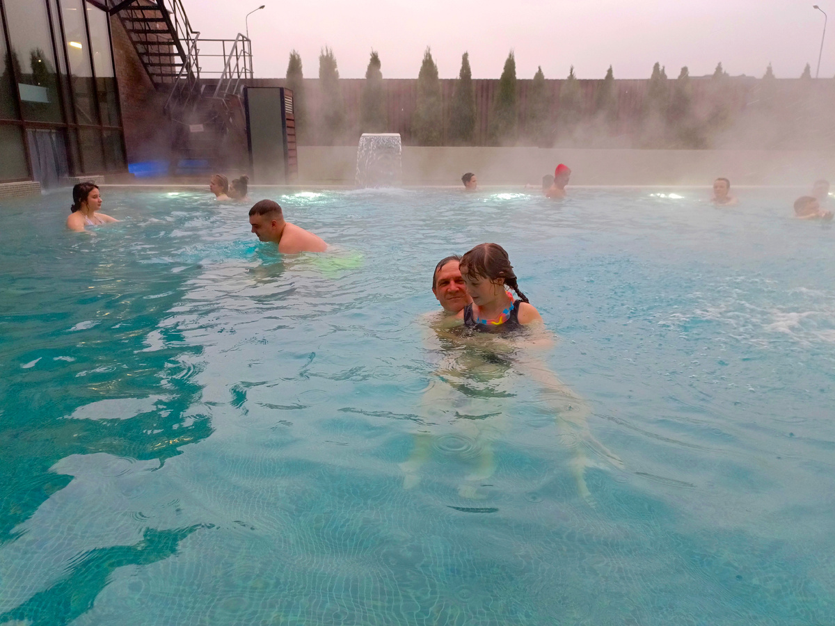 Бассейн на улице в Новых Термах. Все фото в статье автора
