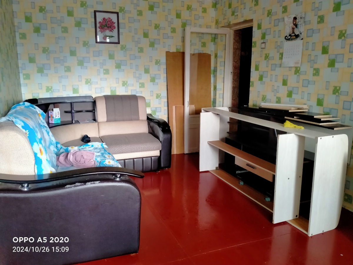 переставили диван и уже убрали полки