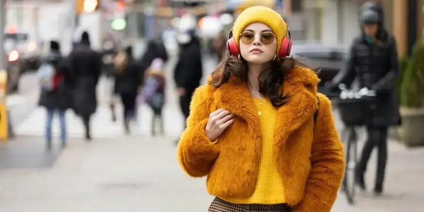    Селена Гомес в сериале "Убийства в одном здании".Скриншот из сериала