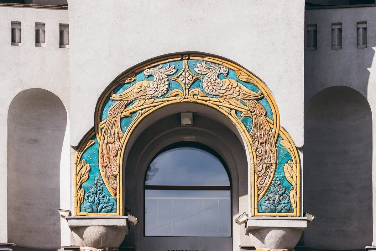 Сказочные птицы украшают вход в здание