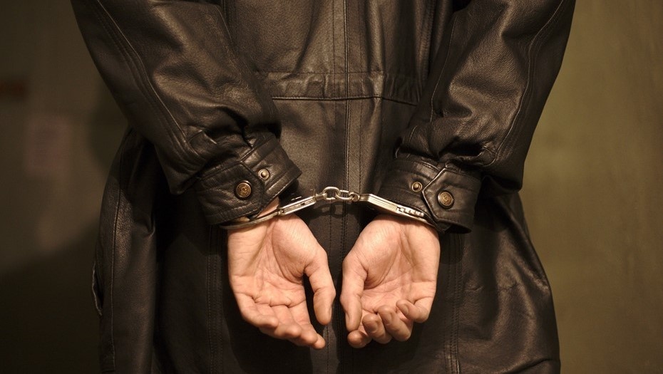    Мужчина в наручниках с заведёнными за спину руками. Автор фото: Антон Ваганов / "Деловой Петербург"