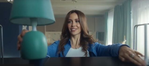 Может быть, такой должна быть звезда рекламы - широкая улыбка и ни грамма мысли?/Скрин ситкома "Семья Гавриловых",  в роли соседки "Алёны-дизайнера"  - актриса Александра Симоненко