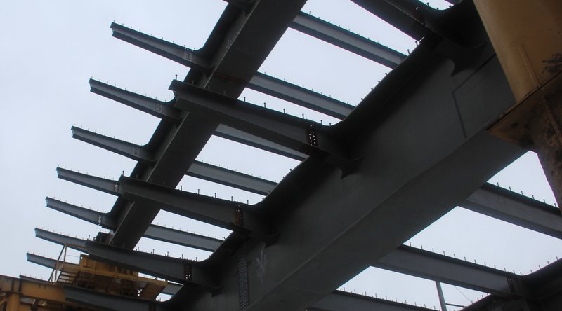     Для путепровода в Апрелевке в Подмосковье монтируют пролет