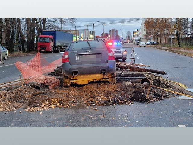 Автомобиль провалился в яму на дороге в Твери