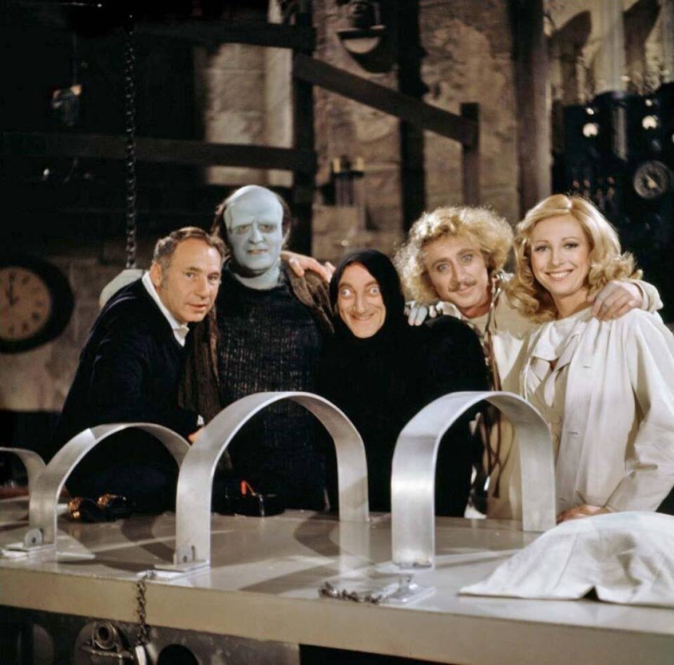 На съёмках фильма «Молодой Франкенштейн» (1974): Мэл Брукс, Питер Бойл, Марти Фельдман, Джин Уайлдер и Тери Гарр.