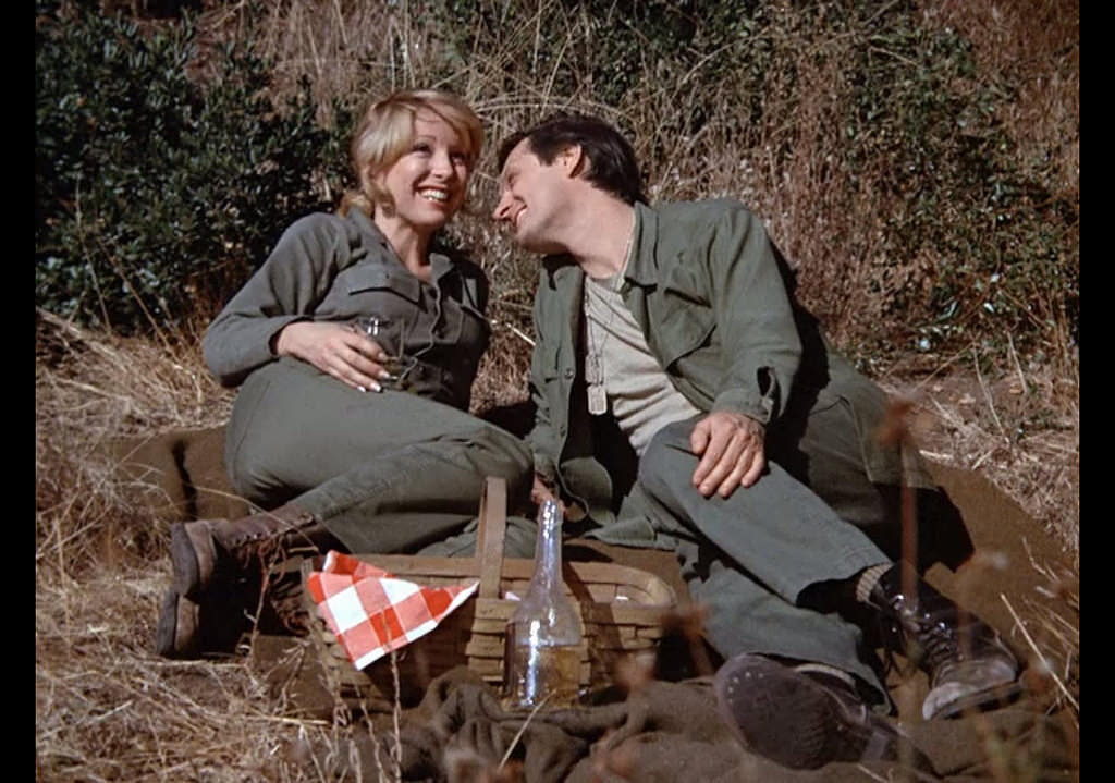 «Чёртова служба в госпитале Мэш» (1972 – 1983) Алан Алда и Тери Гарр. 2 сезон, 10 эпизод — «Снайпер» (The Sniper).