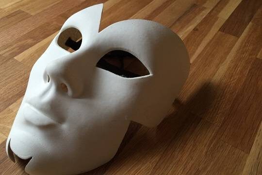    Японские мужчины увлеклись переодеванием в силиконовые костюмы женщин