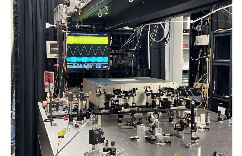 Новый подход обеспечивает чрезвычайно точные и стабильные частоты и может значительно улучшить точность хронометража и атомную и молекулярную спектроскопию высокого разрешения. Автор: Константин Водопьянов, CREOL