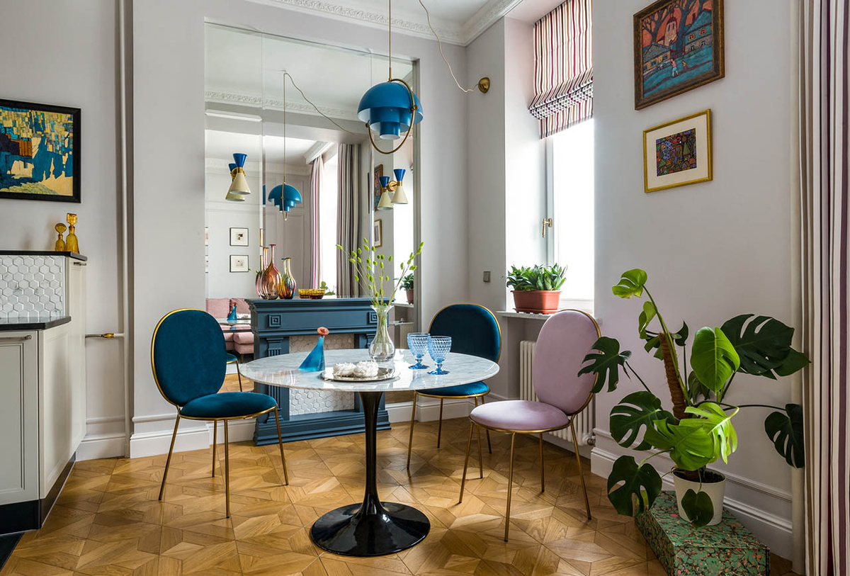 Фото: На этой кухне цвет мебели сочетается с подвесным светильником и стеклянными бокалами