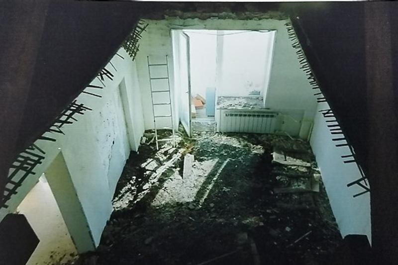    Фото: пресс-служба СУ СКР по Курганской области. Потолок рухнул во время капремонта крыши в жилом доме Шадринска