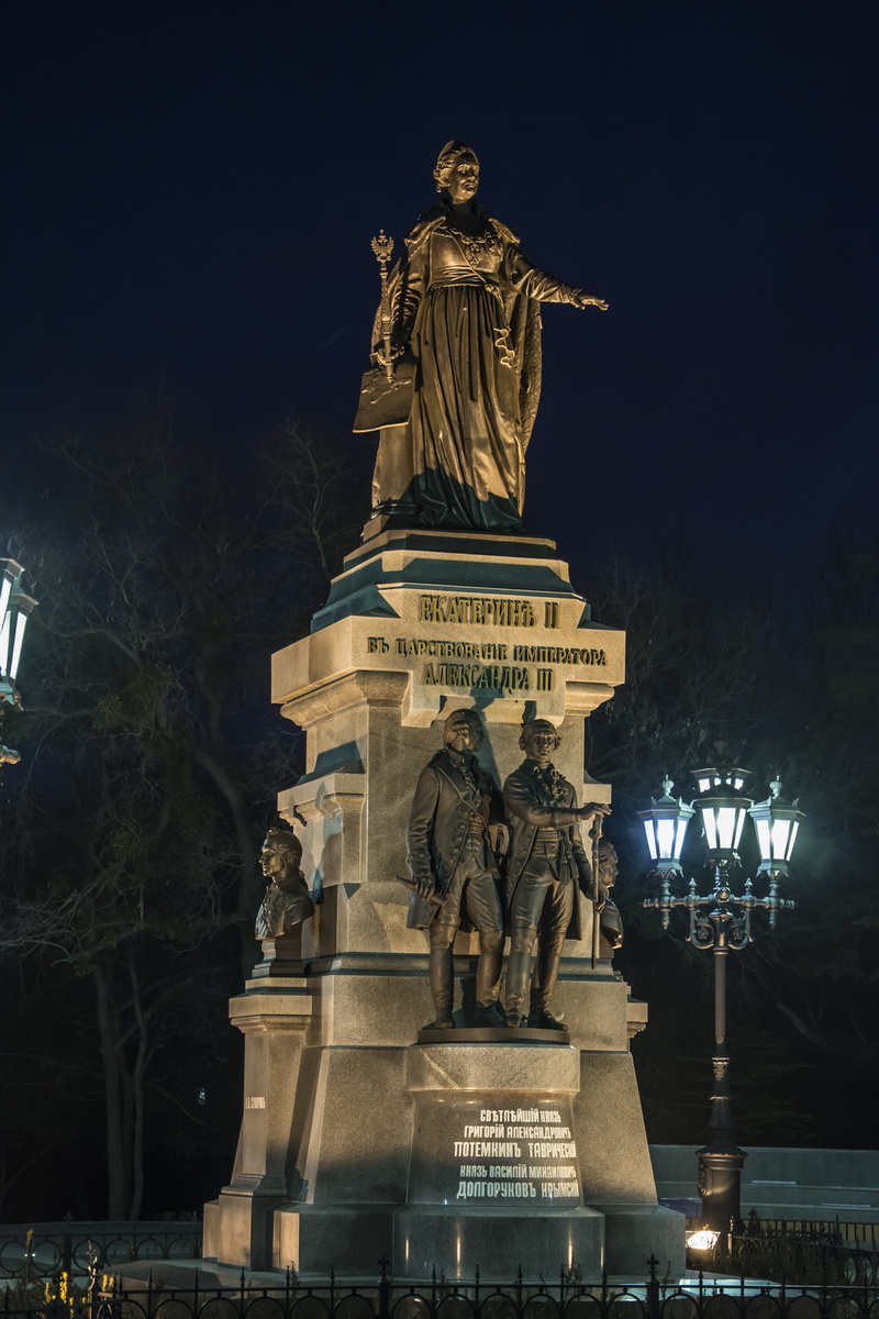 Памятник Екатерине II. Фото Сергея Малышева.