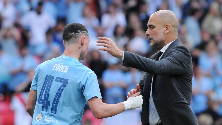    Главный тренер «Манчестер Сити» Пеп Гвардиола с Филом Фоденом после поражения от «МЮ» (1:2) в финале Кубка Англии 25 мая 2024 года. Global Look Press