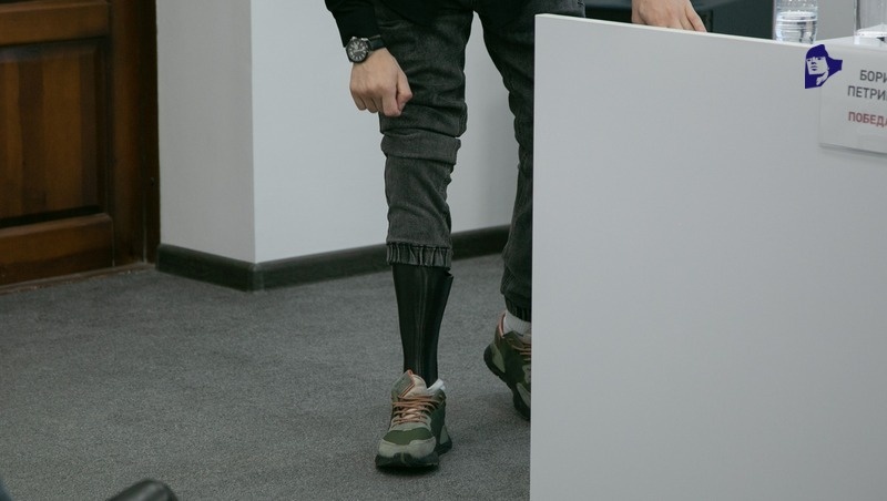    Борис Петриков на пресс-конференции продемонстрировал протез Фото: Валерия Алтухова / / ИА «Победа26»