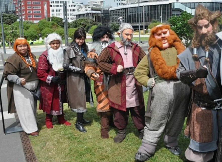 Вся амуниция и украшение - произведения, сделанные "эльфами" и "хоббитами" собственноручно.