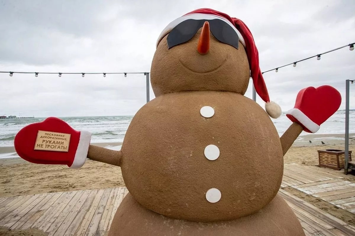 В 2023 году власти Анапы объявили результаты конкурса по выбору имени для зимнего символа курорта. Победило слово Песковик. Фото: пресс-служба администрации Анапы