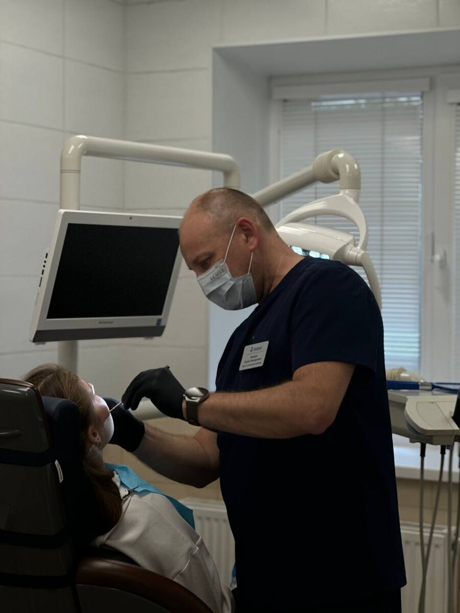 Врач стоматолог-ортопед Минаев Борис Валерьевич за работой.