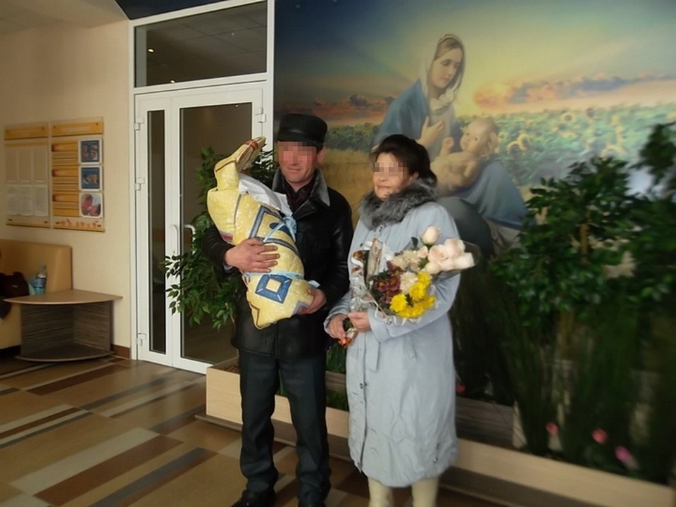 У 52-летних Салимы и Ильдара осталась взрослая дочь и 10-летний сын. На фото из семейного архива как раз момент выписки мамы с младшим ребенком