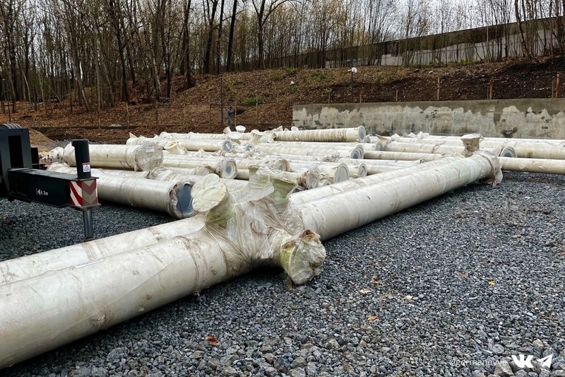    Новый аттракцион поставят на стыке Александровской и Октябрьской набережных. Все металлоконструкции уже доставлены в Череповец и хранятся на базе подрядчика.