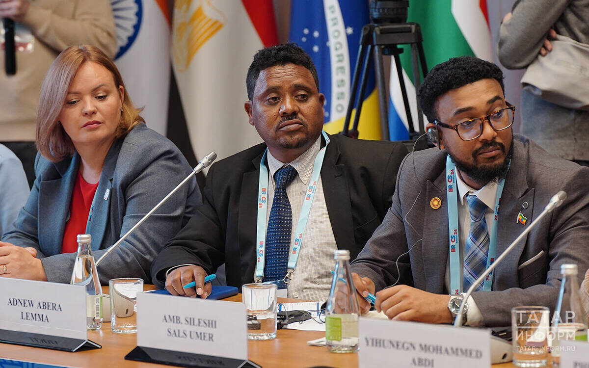 На первое в истории очное заседание Молодежного совета стран БРИКС приехали примерно 40 делегатов. Фото: © Владимир Васильев / «Татар-информ»